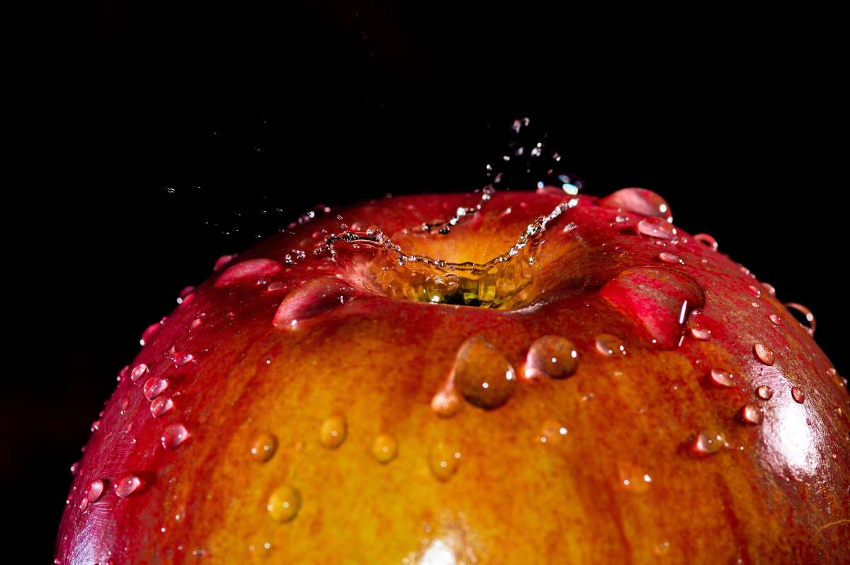 яблочная корона автор михаил  на PhotoGeek.ru #Макро #Брызги #Вода #Капли #Яблоко