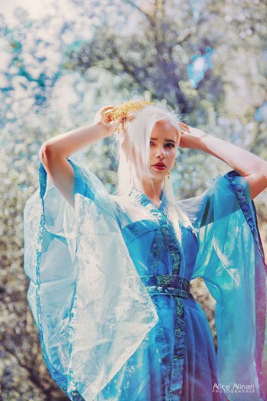 Spring автор AliceAlinari  на PhotoGeek.ru #Пейзаж или природа #Портрет #Beautiful #Blue #Dress #Garden #Блондинка #Весеннее настроение #Взгляд в сторону #Живая растительность #Красавица #Личность #Солнечная погода