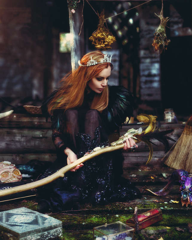 Witch автор AliceAlinari  на PhotoGeek.ru #Мода #Пейзаж или природа #Жанровая фотография #Портрет #Алисаалинари #Алхимик #Ведьма #Волшебник #Волшебство #Маг #Магия #Метла #Платье #Рыжие волосы #Фотосессия