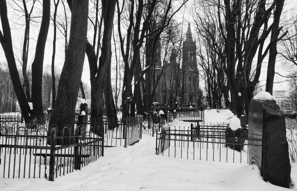 Кладбище и костёл автор Борис Баринов на PhotoGeek.ru #ЧБ #Город #Города России #Городской пейзаж