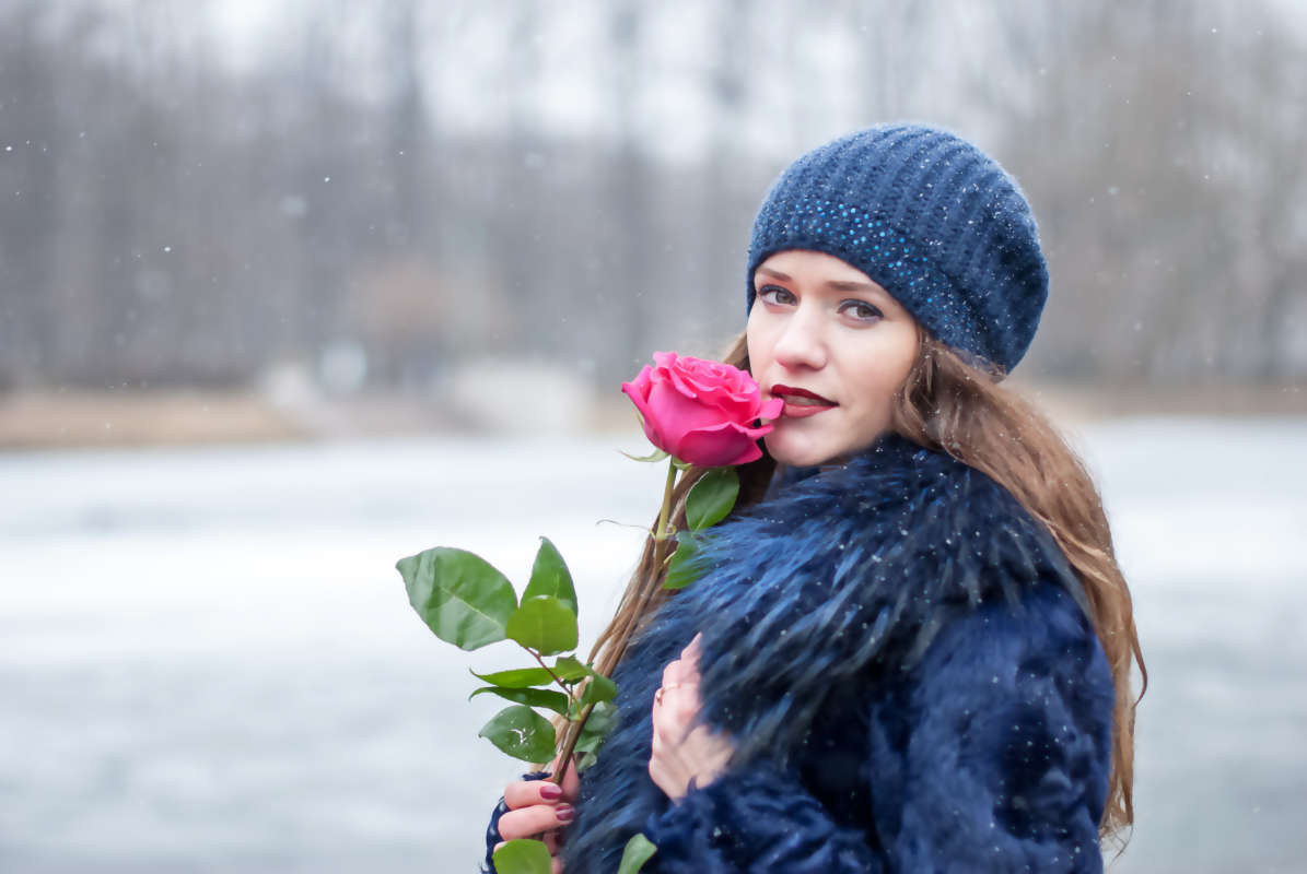 Девушка с розами зимой