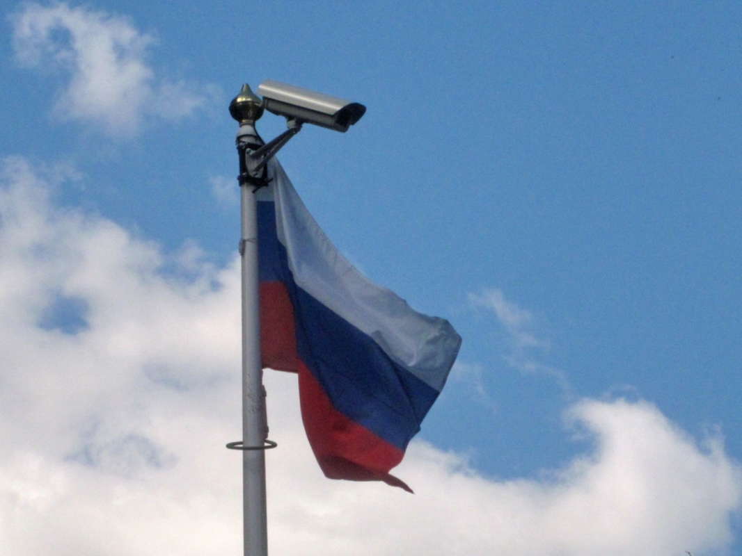 Флаг России на шпиле