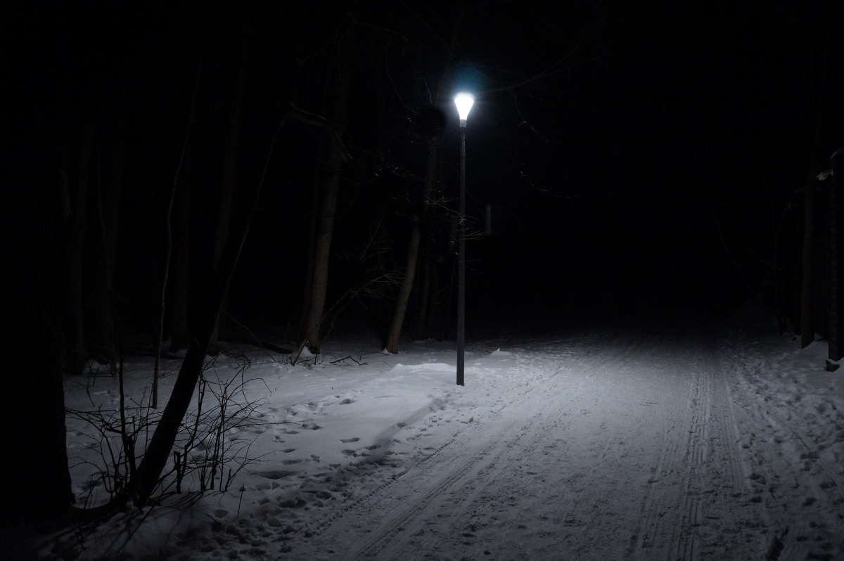 Одинокий фонарь автор Владимир Юрков на PhotoGeek.ru #ЧБ #Ночь #Город #Пейзаж или природа #Жанровая фотография #Архитектура