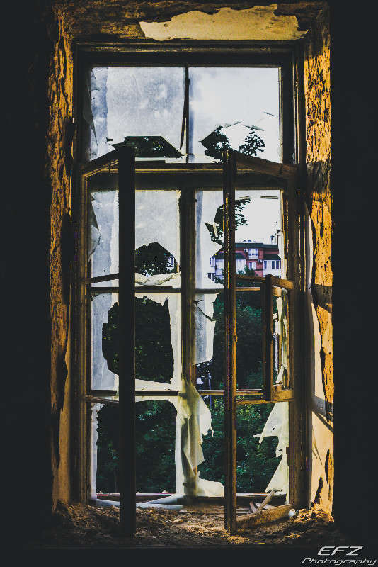 Окно в заброшке автор Влад Ющук на PhotoGeek.ru #Архитектура