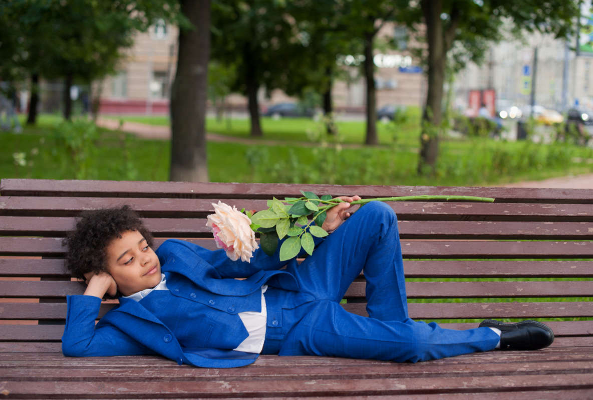 Одинокий Боби автор  Филипп  Махов на PhotoGeek.ru #Портрет #Большой цветок #Взгляд #Дети #Зелень #Лето #Негретёнок #Пейзаж #Постановочное фото #Природа #Свет #Скамейка в сквере #Сквер #Сюжетное фото #Улица #Фото на память #Фотомодель #Фотосессия