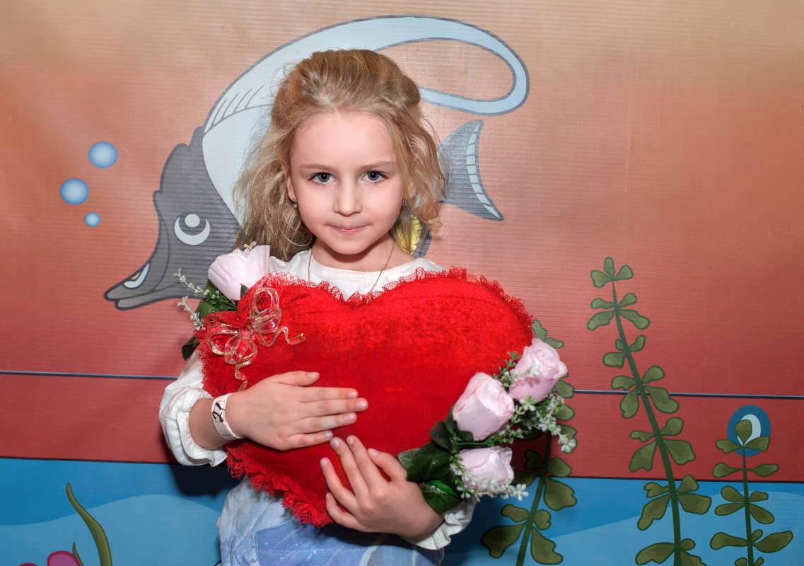 Девочка автор  Филипп  Махов на PhotoGeek.ru #Портрет #Девочка #Дети #Детский центр #Москва #Семейный клуб #Слово Baby #Фото на память #Фотография #Фотозона #Фотосессия #Яркие краски