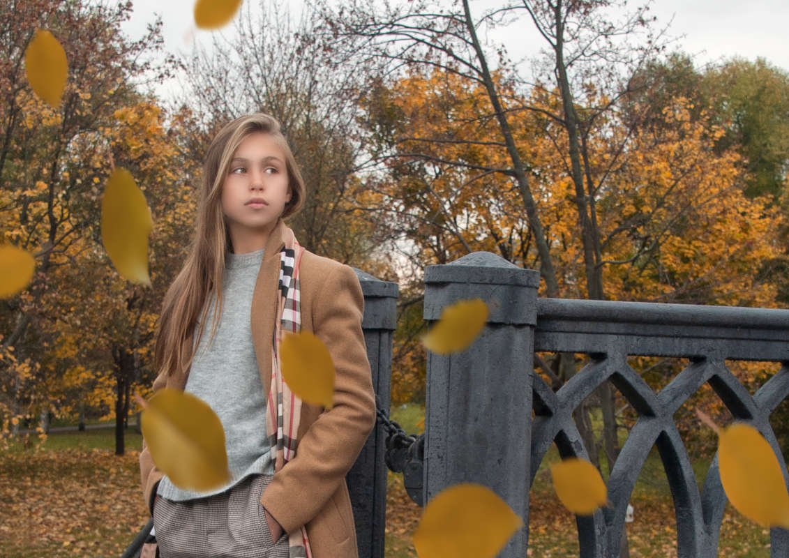 Осторожно листопад автор  Филипп  Махов на PhotoGeek.ru #События #Пейзаж или природа #Портрет #Жанр #Листопад #Осень #Парк #Прогулка #Стиль #Сюжет #Уличная фотосъёмка #Фотомодель