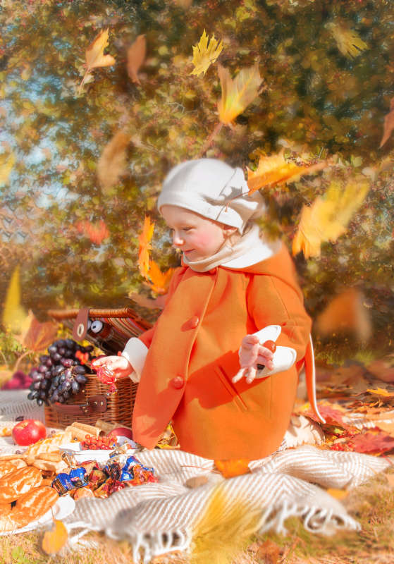 Листопад автор  Филипп  Махов на PhotoGeek.ru #Девочка #Листопад #Листья #Осень #Парк #Пикничок #Подружки #Улица #Фотозона #Яркие краски