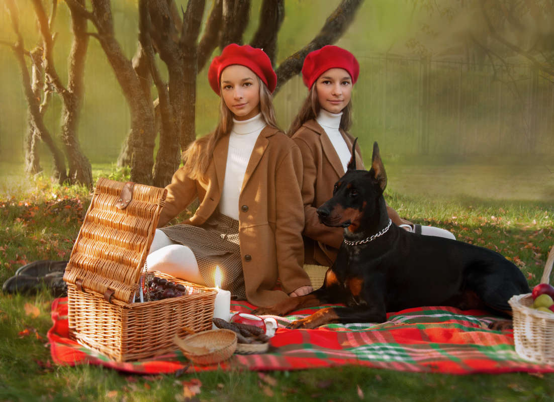Мистическое место автор  Филипп  Махов на PhotoGeek.ru #Близняшки #Мистика #Осень #Сестрёнки #Фотосессия #Чёрная собака