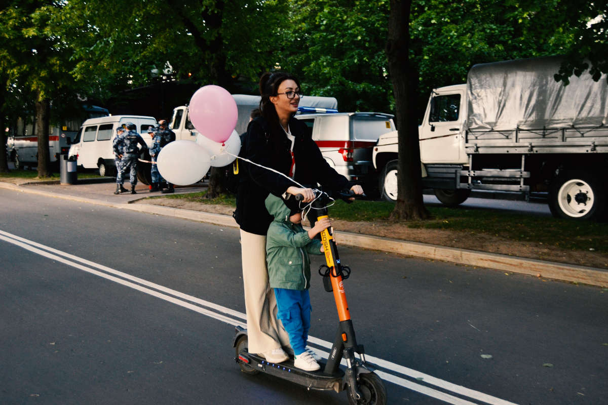 шарики воздушные. автозаки грустные. автор Алиса Виноградова на PhotoGeek.ru #Город #Жанровая фотография #Стрит-фото