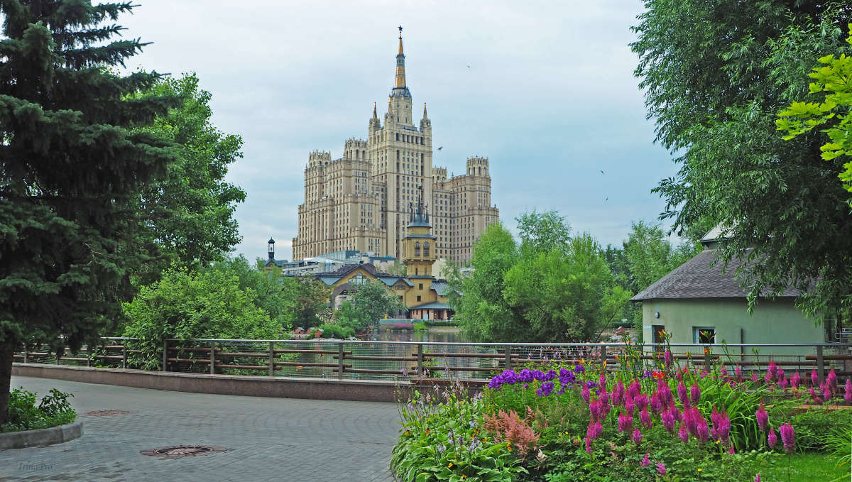 Вид на высотку из зоопарка автор Ирина   на PhotoGeek.ru #Город #Пейзаж или природа #Архитектура