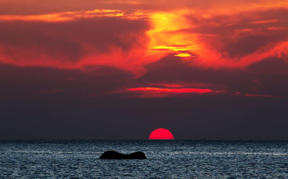 Прощальный взгляд автор Юрий Кольцов на PhotoGeek.ru #Juriy68 #Закат #Зарево #Море #Небо #Облака #Освещение. свет #Остров #Пейзаж #Природа #Солнце #Тайланд