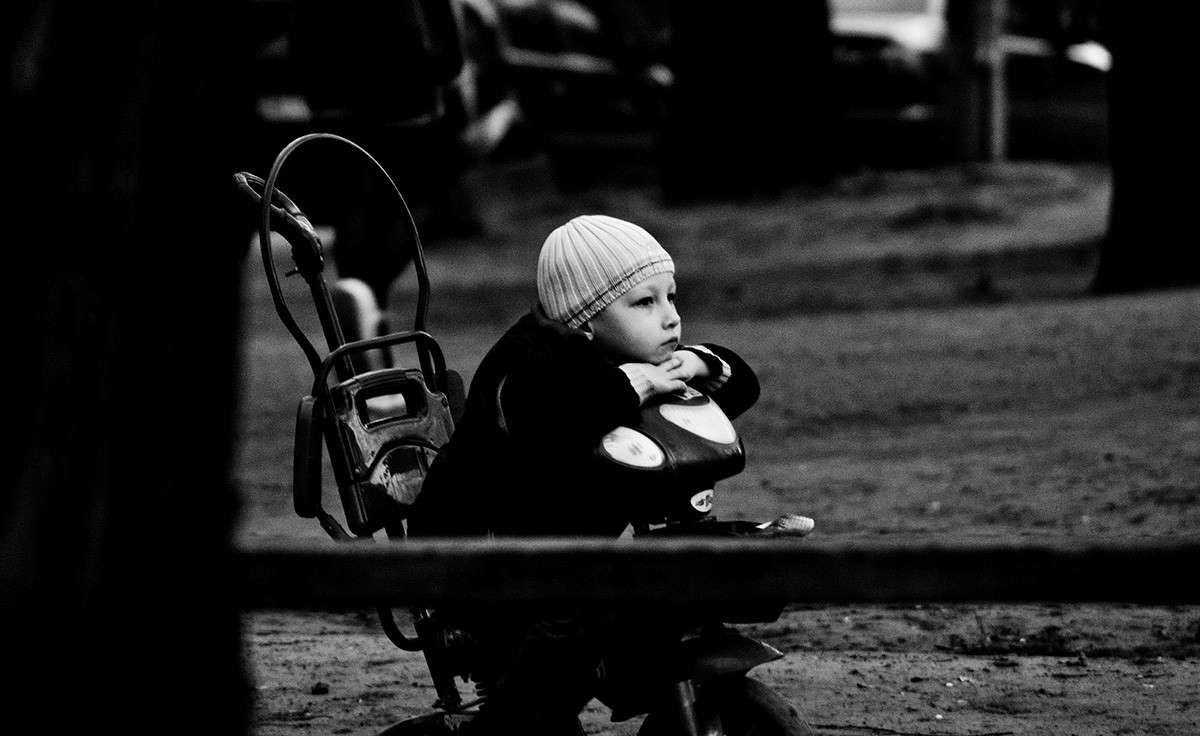 I am Alone автор Kenny Rafalsky на PhotoGeek.ru #Baby #Bicycle #Black and white #Boy #Child #Local #Loneliness #Mother #Sadness #Trees #Woman #Велосипед #Деревья #Женщина #Лавка #Мальчик #Мать #Младенец #Одиночество #Парк #Печаль #Черно белый