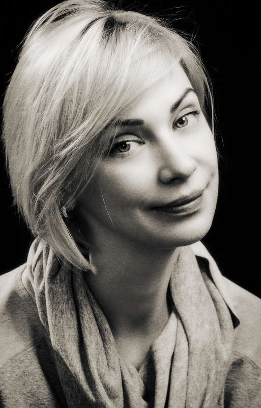 Spontaneous portrait of a girl. ����� ��������� ��������� �� PhotoGeek.ru #������� #������ #�����-�����