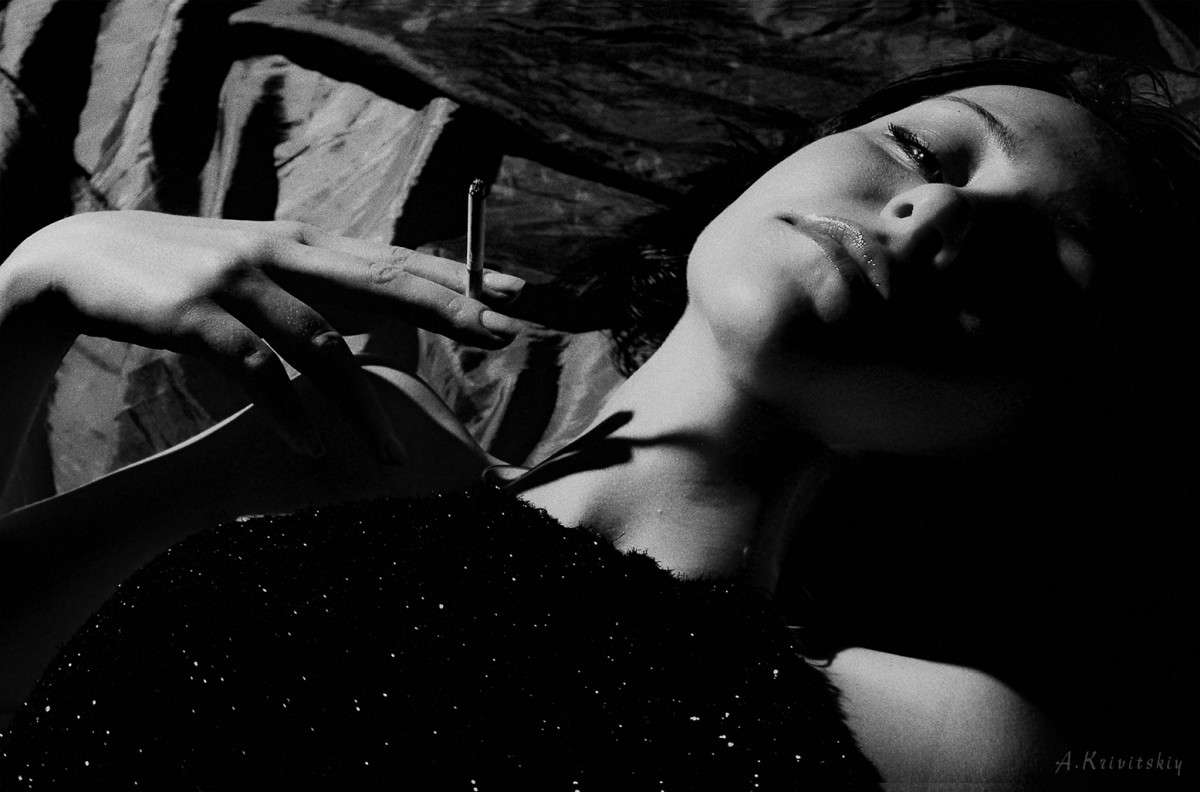 Girl with a cigarette.     PhotoGeek.ru #<font><font></font></font>