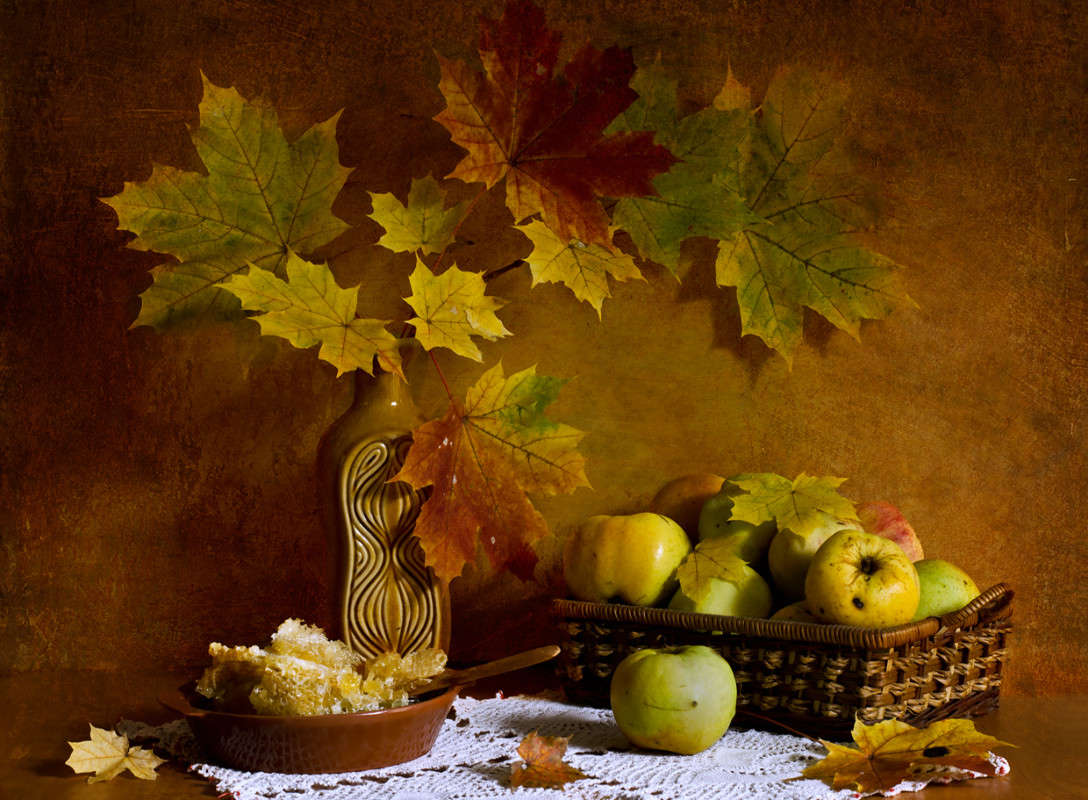 Осенний натюрморт с кленовыми листьями