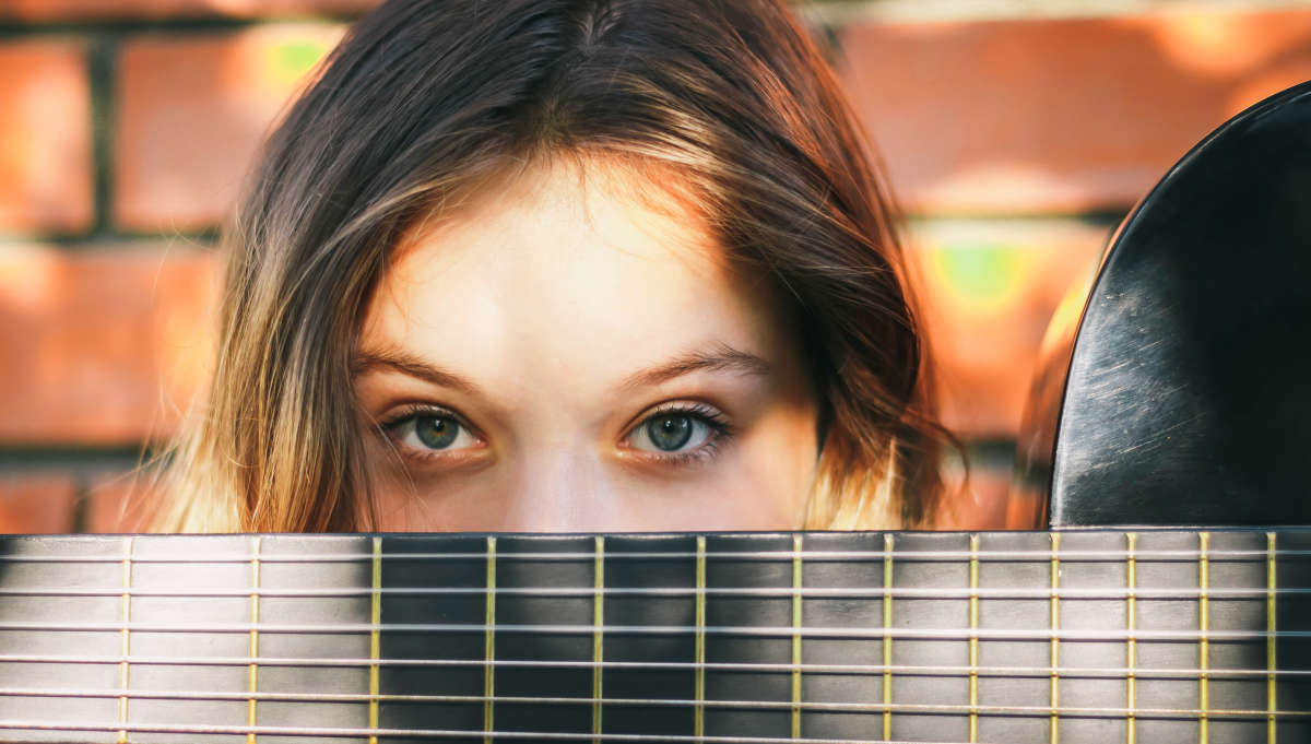 Солнечная автор Alena Maltseva на PhotoGeek.ru #Портрет #Гитара #Девушка #Лето