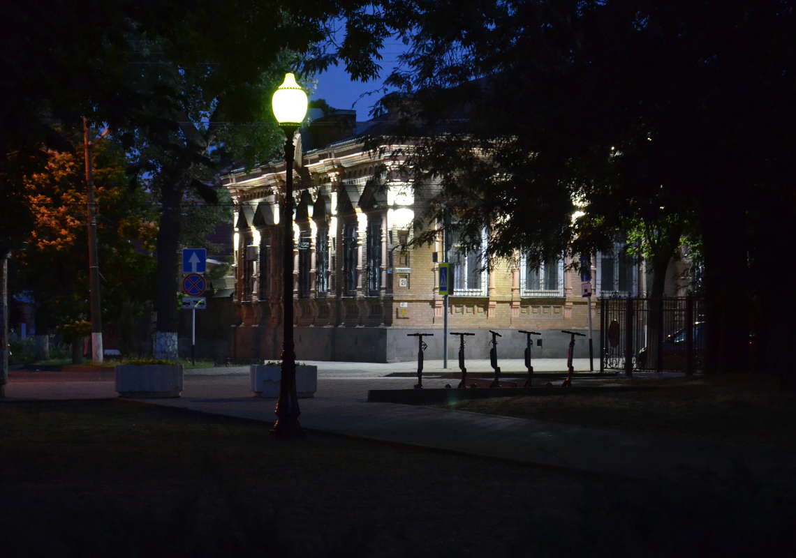 освещая путь автор ПЕТР  на PhotoGeek.ru #Ночь #Город #Архитектура #Стрит-арт