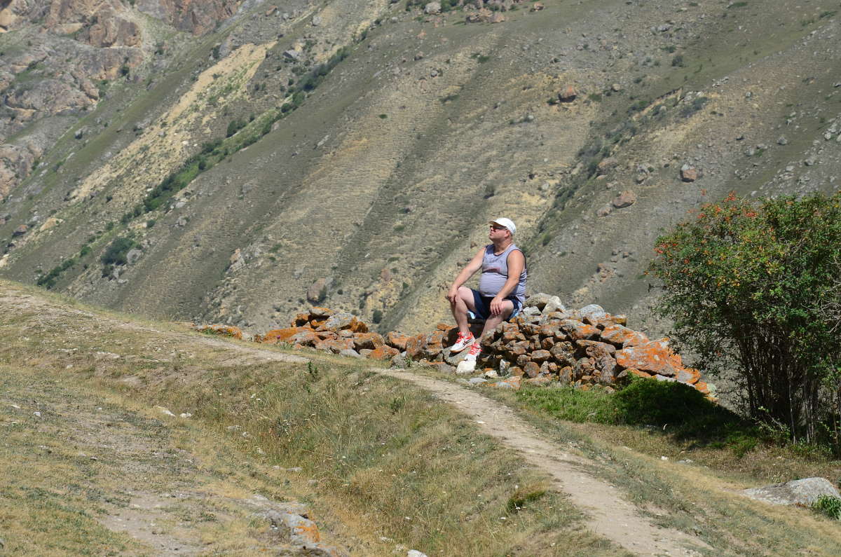 уставший турист в горах Кавказа