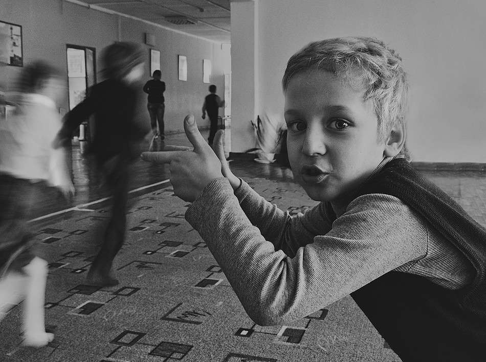 Шустрый.. автор Елена Т. на PhotoGeek.ru #Жанровая фотография #Мальчик #Непостановочное #Перемена #Черно-белое #Школа