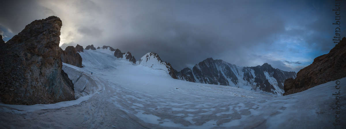 у Черного жандарма... автор Maximilian Buckup на PhotoGeek.ru #Пейзаж или природа #Горы #Киргизия #Ледник #Панорама #Утро