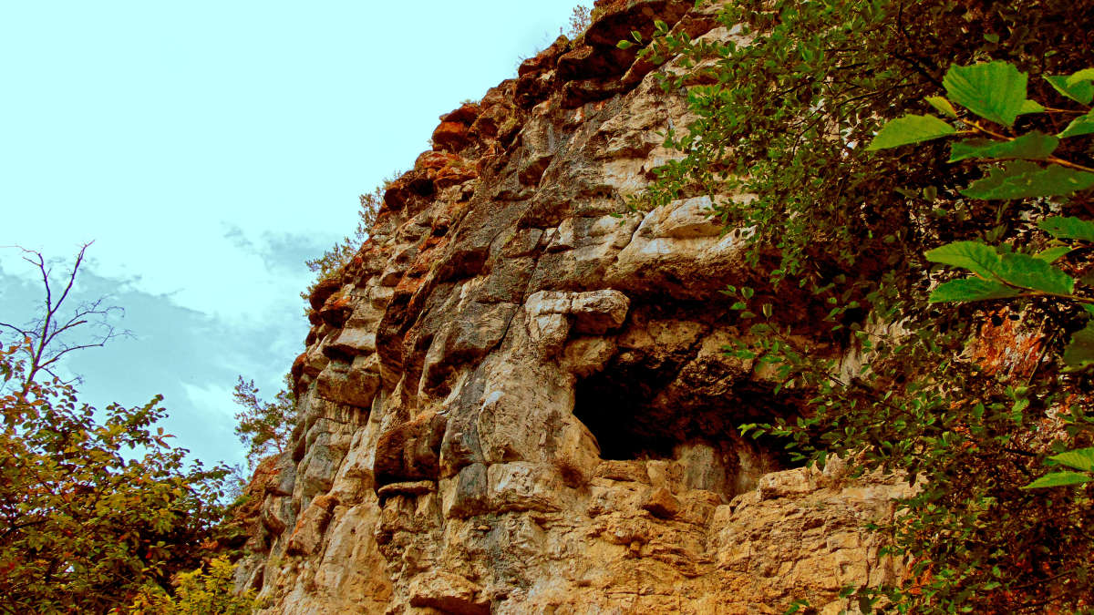 Скалистый склон, пещера в нем автор Natafka  на PhotoGeek.ru #Пейзаж или природа #Пещера #Скала