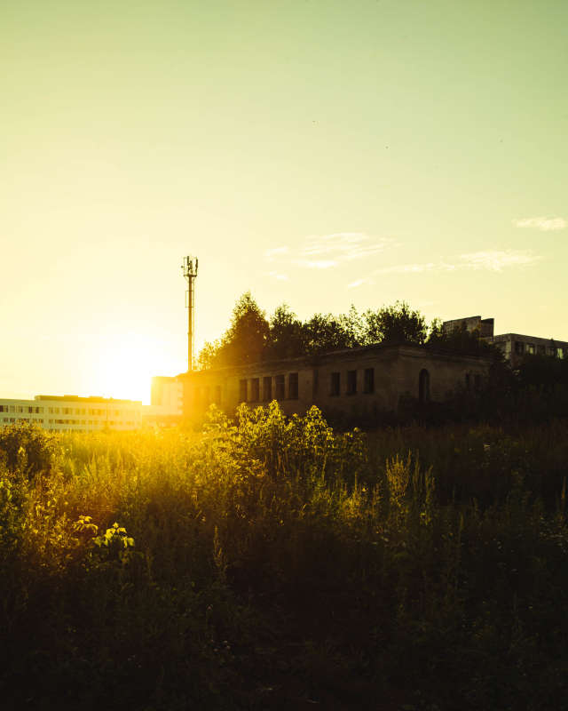 закат и заброшка автор Олег Романов на PhotoGeek.ru #Город #Пейзаж или природа #Заброс #Закат