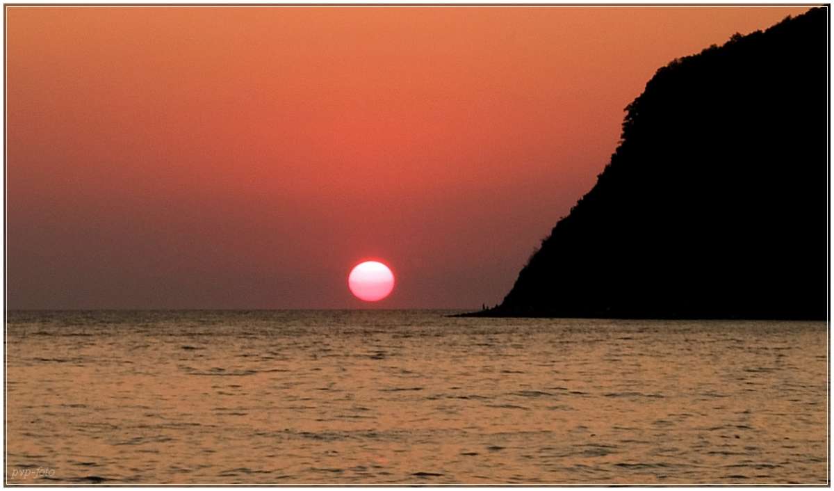 Солнышко скатилось с горки автор Владимир  на PhotoGeek.ru #Пейзаж или природа #Вечер #Вода #Закат #Море #Солнце