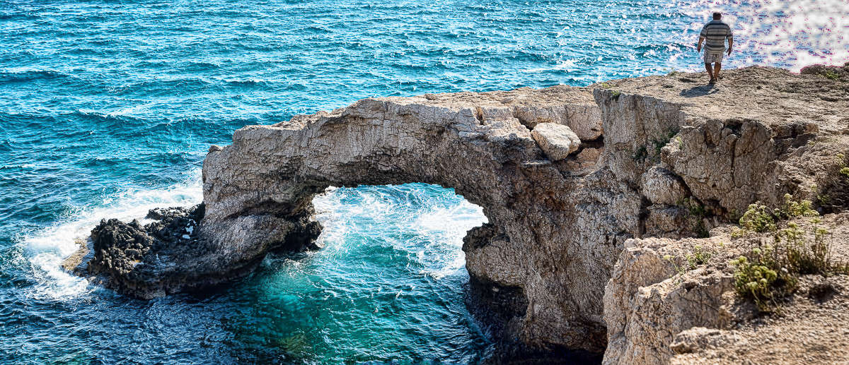 Испытание на прочность автор Андрей Колмаков на PhotoGeek.ru #Пейзаж или природа #Живая растительность #Кипр #Море #Мост влюбленных #Панорама
