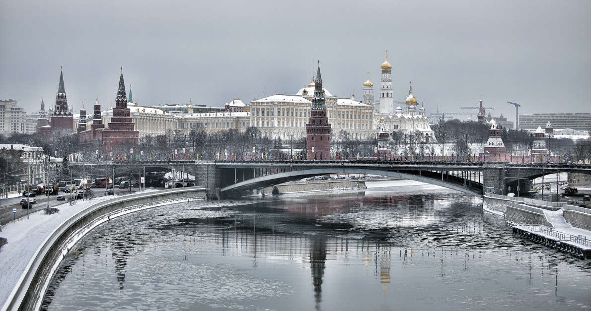 Кремлевская набережная у Кремля