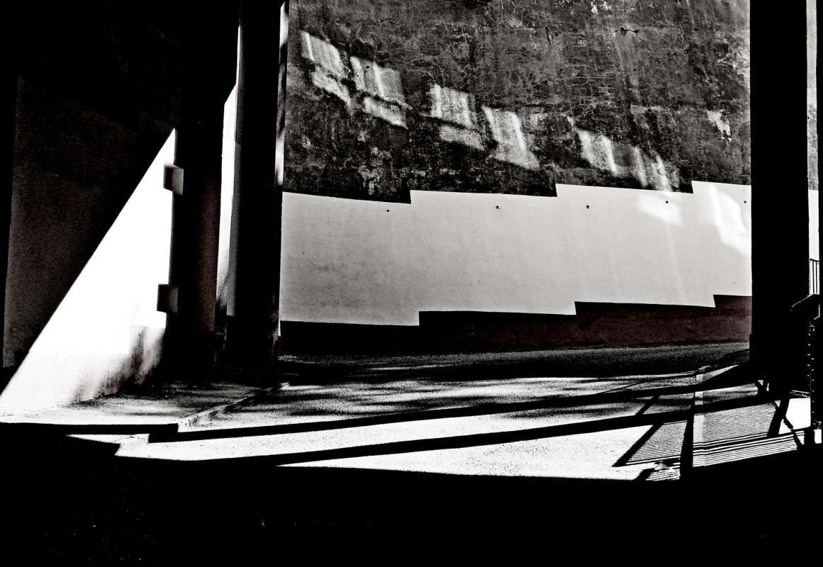 На повороте... светотени! автор Евгений БРИГИНЕВИЧ на PhotoGeek.ru #ЧБ #Город #Стрит-арт