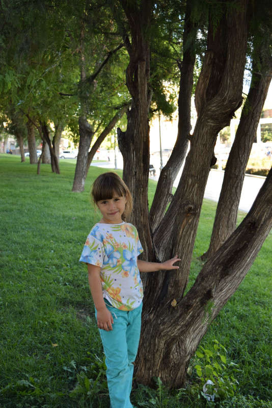 У дерева в парке автор Евгений Корнеев на PhotoGeek.ru #Город #Пейзаж или природа #Портрет