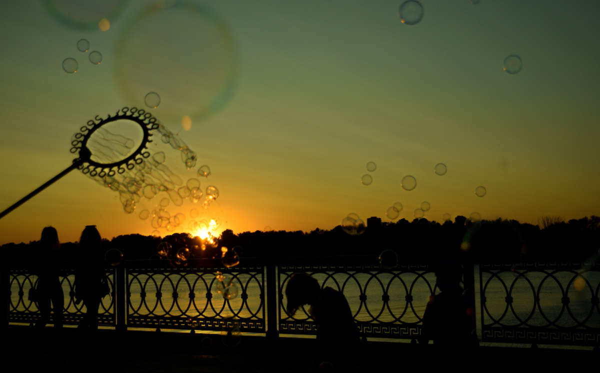 Мыльные пузыри в закате автор Евгений Корнеев на PhotoGeek.ru #Город #Жанровая фотография