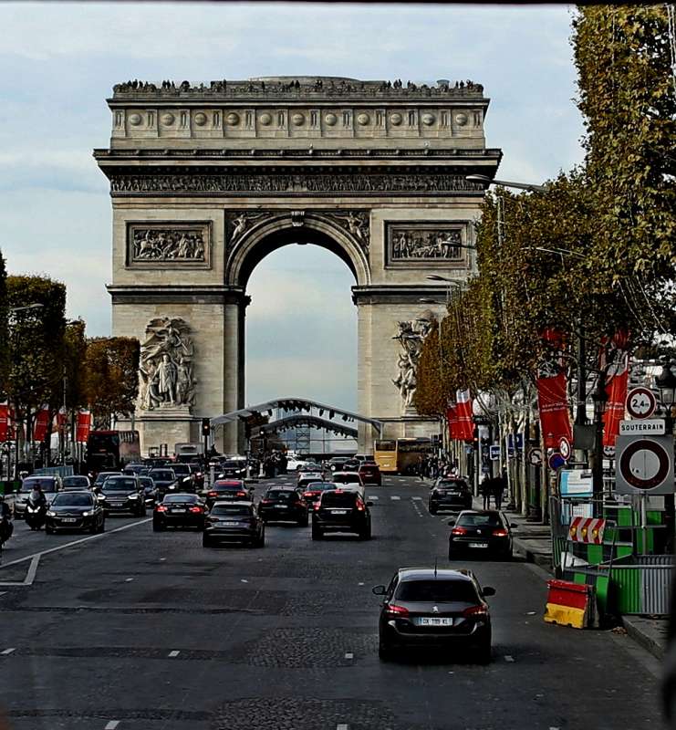 Улицы Парижа.Триуфальная арка.
