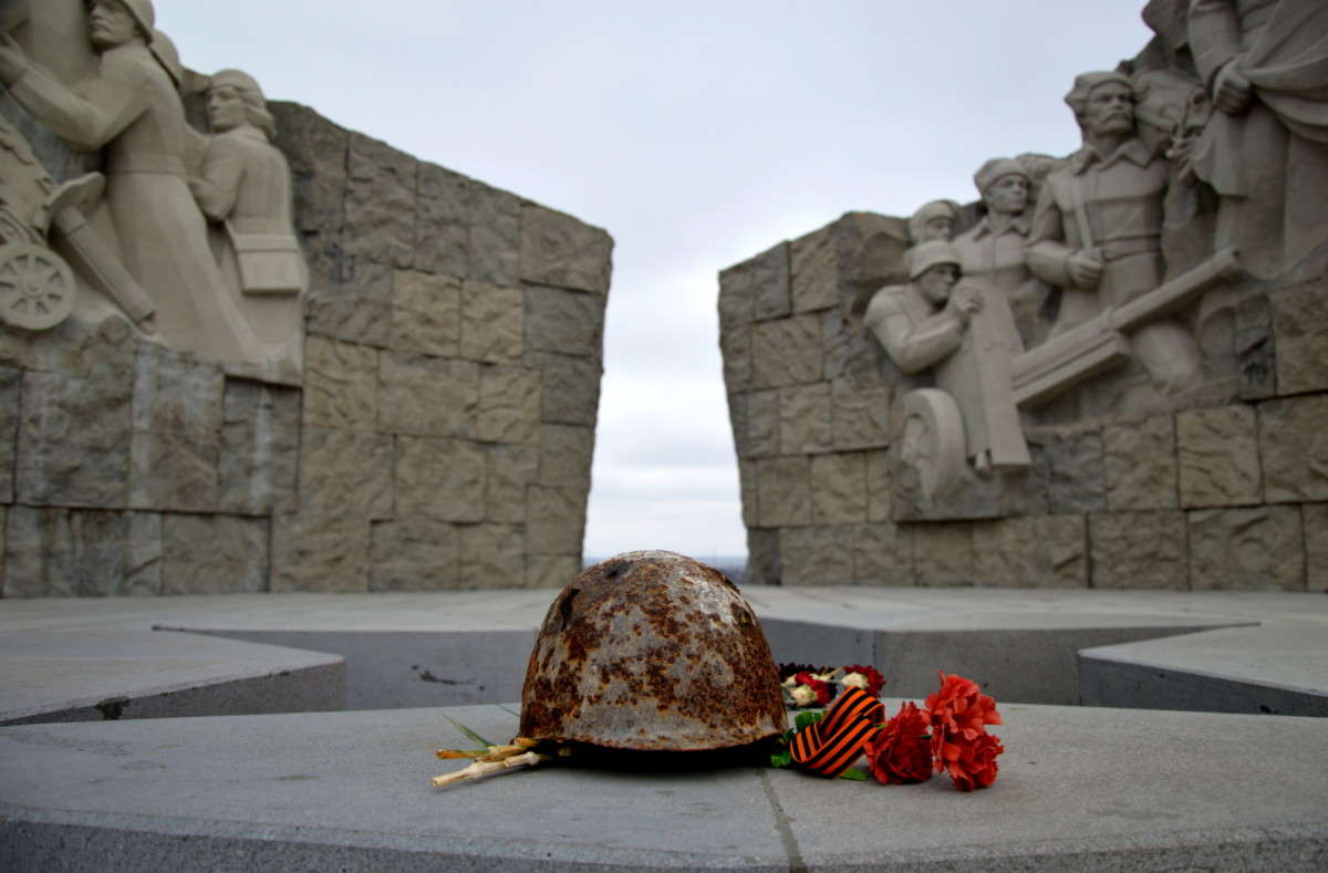 ... автор Ivan Burlutskiy на PhotoGeek.ru #Каска #Монумент #Памятник #Память