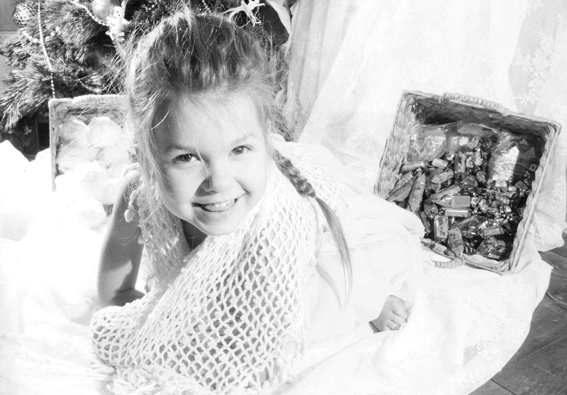 Новогоднее настроение автор Татьяна Мурзенко на PhotoGeek.ru #Портрет #Белая шаль #Белый фон #Девочка #Конфеты #Счастье #Улыбка