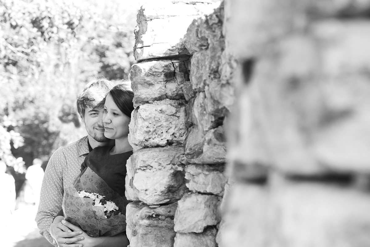 каменная ограда автор Татьяна Мурзенко на PhotoGeek.ru #Портрет #Влюбленные #Девушка #Каменной стены #Личность #На фоне #Пара #Парень #Пленэр #Черно-белое