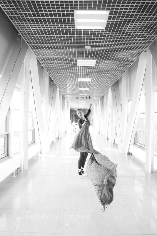 свобода автор Татьяна Мурзенко на PhotoGeek.ru #Портрет #Балет #Пуанты #Развевается #Черно-белое #Шарф