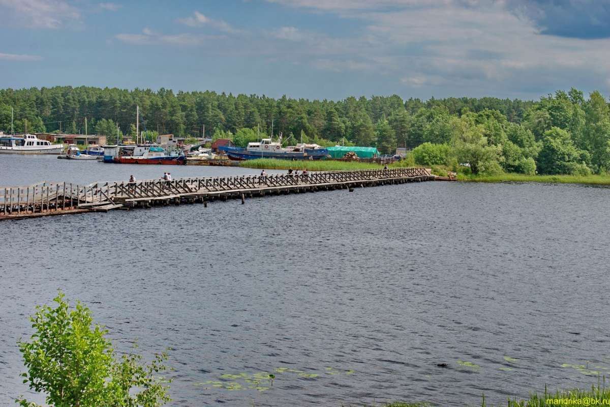 Пешеходный мост в Приозерске.