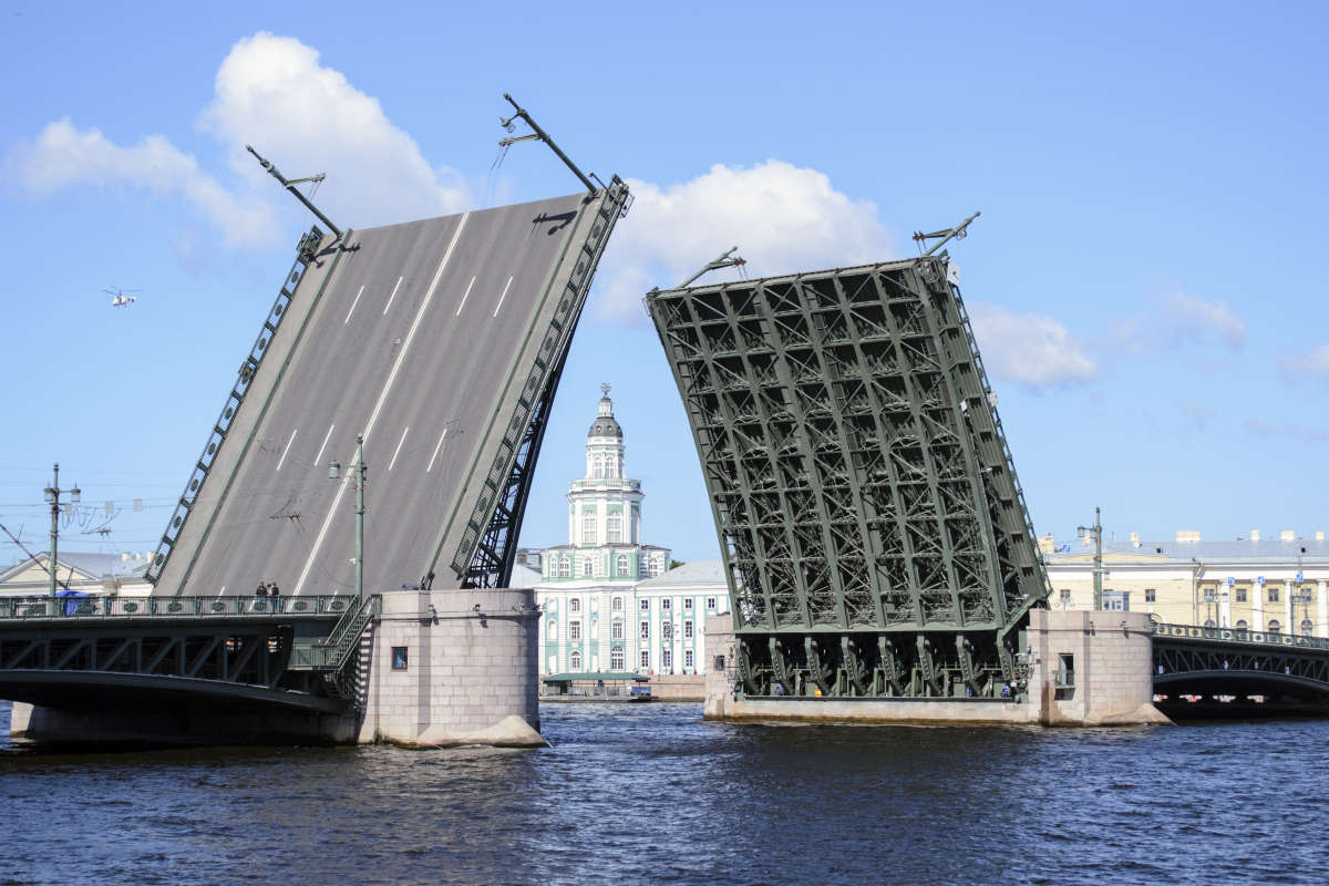 Дворцовый разводной мост в Санкт-Петербурге