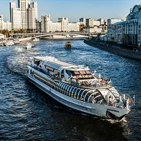 По Москве реке