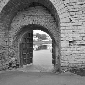 Псков, Ворота в крепостной стене возле Покровской башни.