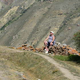 уставший турист в горах Кавказа
