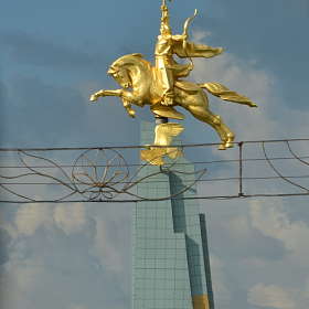 Монумент «Золотой всадник» 