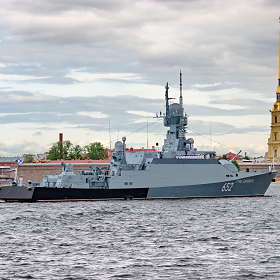 Боевой корабль на фоне Петропавловской крепости.