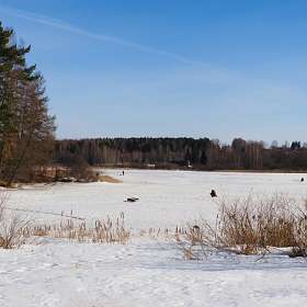 Зимняя рыбалка на озере.